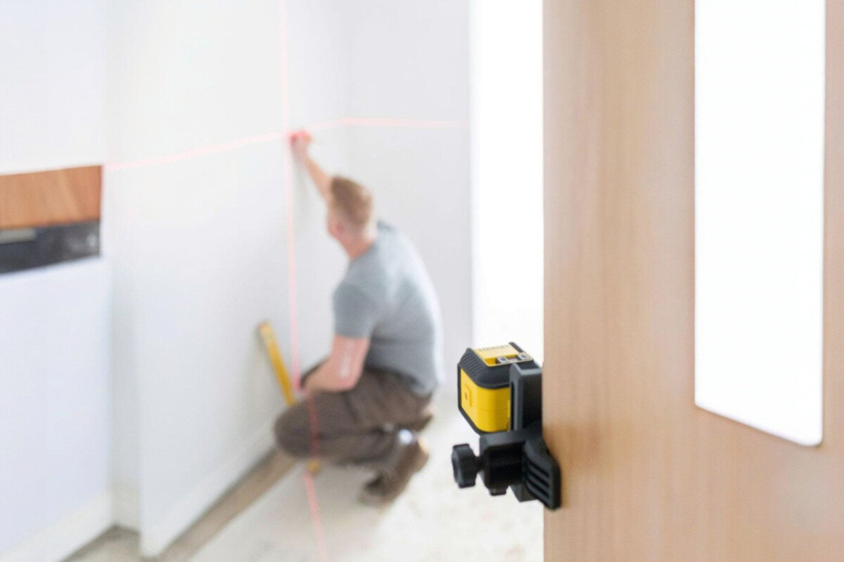 Laser krzyżowy STANLEY Cubix STHT77648-1, laser, precyzja, kostka, mała, Wyznaczanie poziomu dla listwy ściennej laserem.