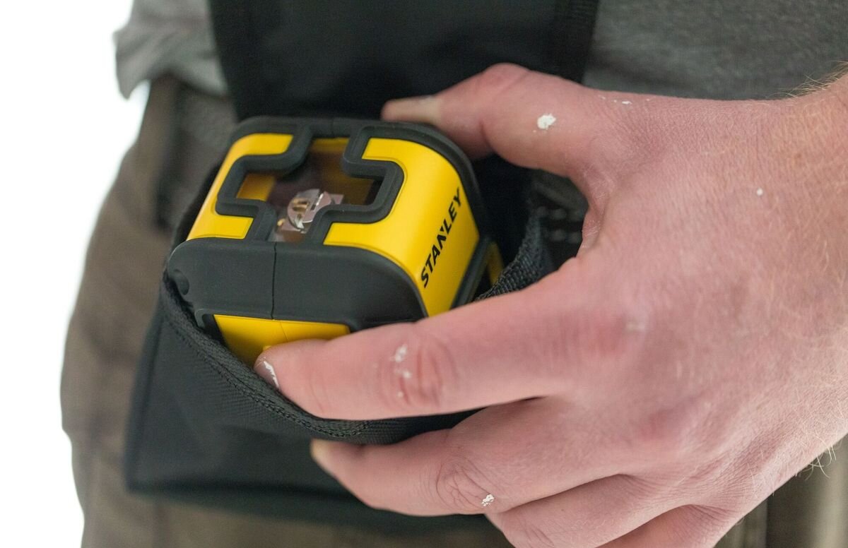 Laser krzyżowy STANLEY Cubix STHT77648-1, pomiar, dystans, wynik, miara, Laser Stanley w etui przypiętym do paska spodni.