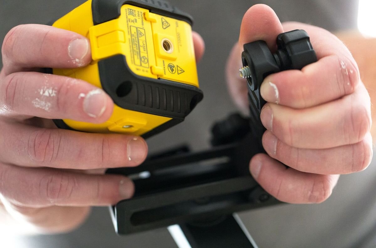 Laser krzyżowy STANLEY Cubix STHT77648-1, uchwyt, montaż, zacisk, rama, Montaż lasera Stanley Cubix do Uchwytu QuickLink