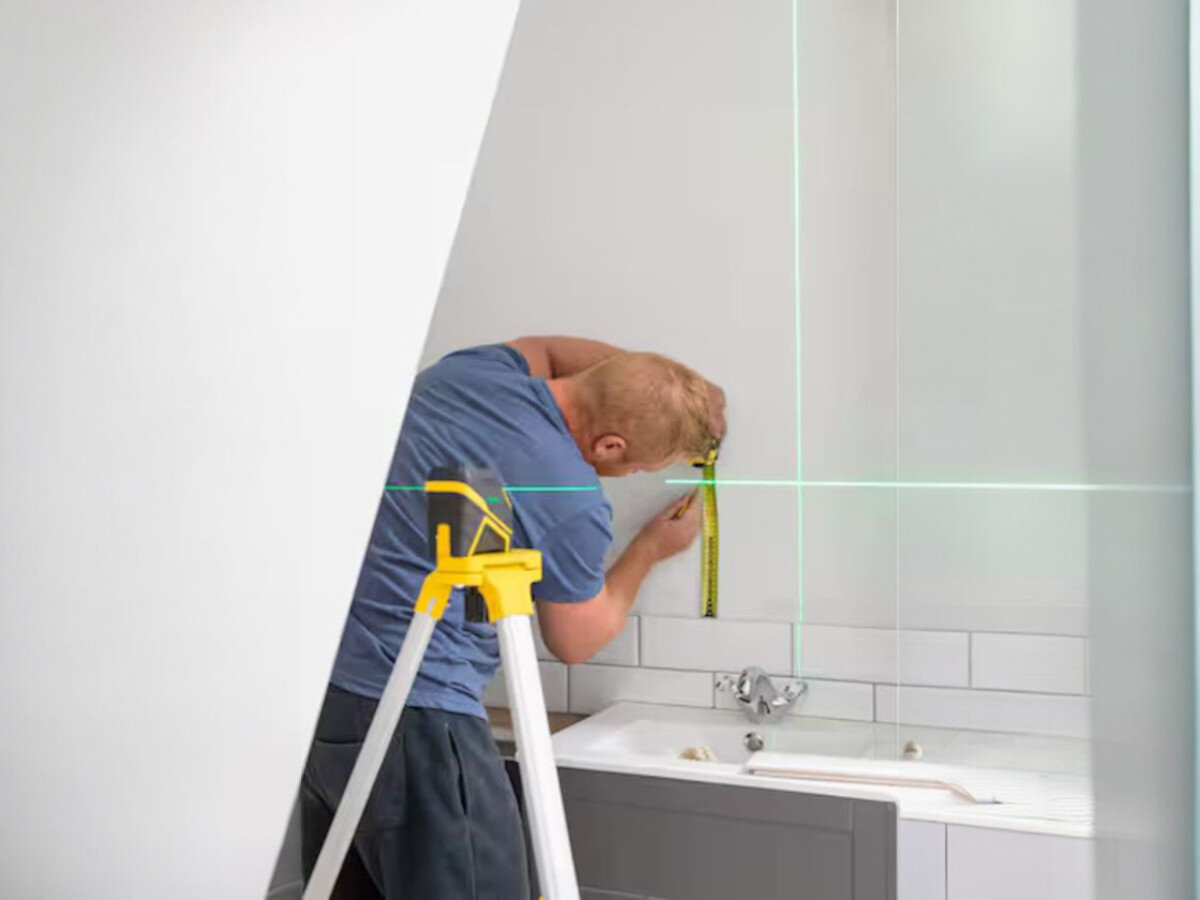 Laser krzyżowy STANLEY FMHT77586-1, precyzja, koło, laser, pełne, Wyznaczanie poziomu w łazience zielonym laserem.