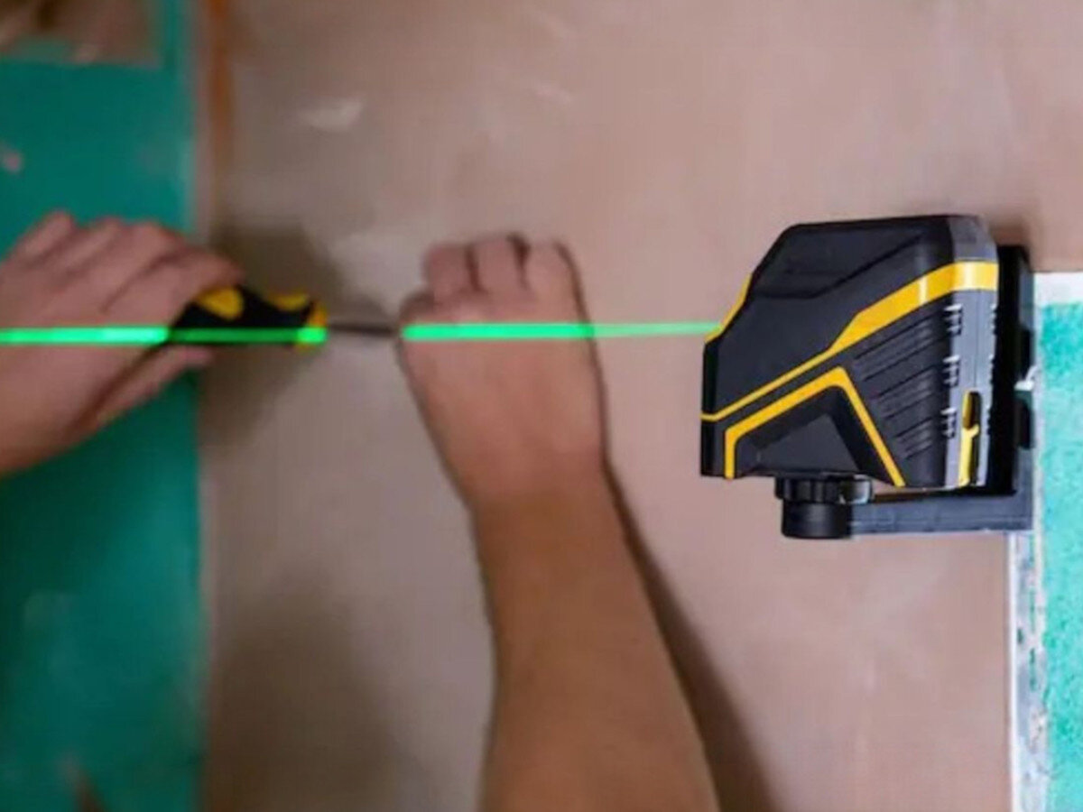 Laser krzyżowy STANLEY FMHT77586-1, światło, zielony, zasięg, optyka, Montaż przy użyciu lasera na uchwycie ściennym.