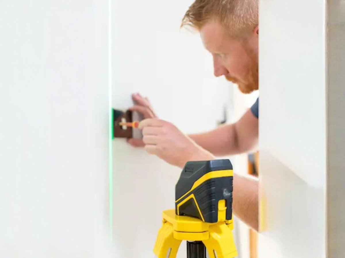 Laser krzyżowy STANLEY FMHT77586-1, bateria, praca, prąd, zasilanie, Instalacja gniazdka z pionową linią lasera.