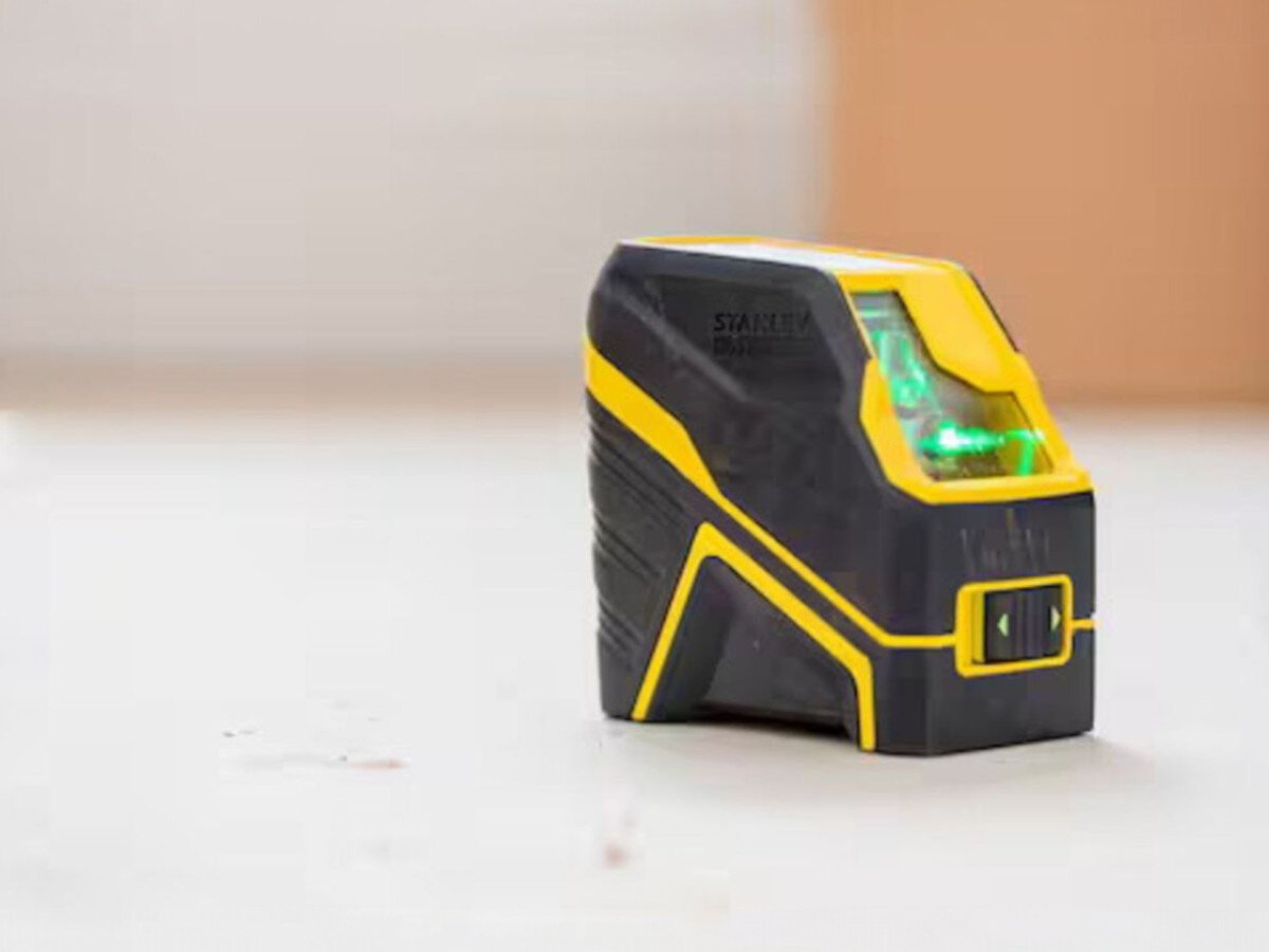 Laser krzyżowy STANLEY FMHT77586-1, ochrona, pył, woda, obudowa, Laser Stanley FatMax z zielonym światłem.