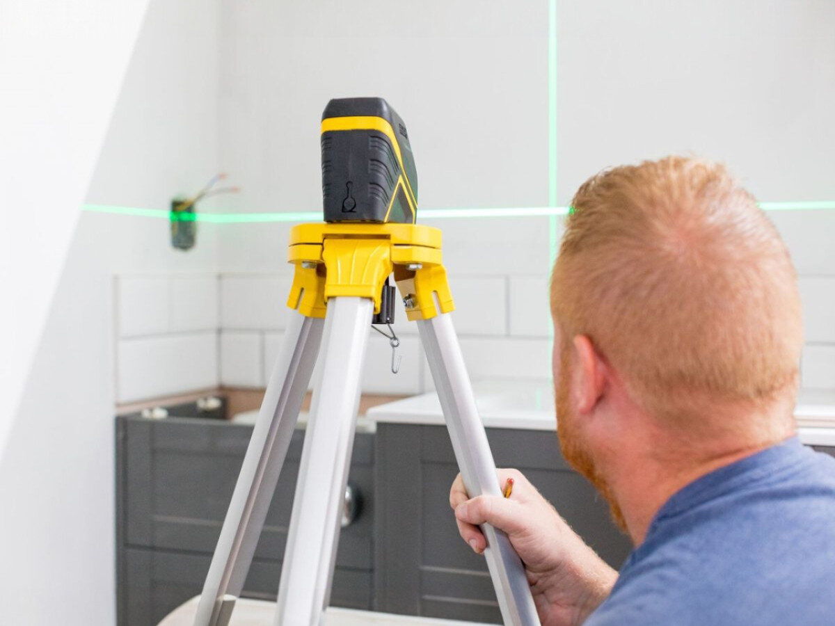 Laser krzyżowy STANLEY FCL-G FMHT77595-1, precyzja, koło, laser, pełne, Wyznaczanie poziomu w łazience zielonym laserem.