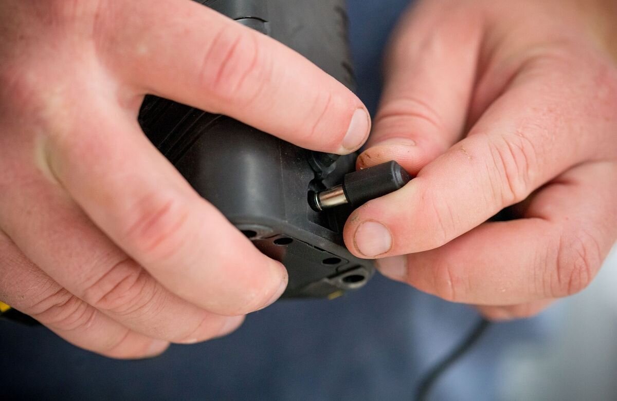 Laser krzyżowy STANLEY FCL-G FMHT77595-1, bateria, praca, prąd, zasilanie, wpięcie zasilacza do lasera