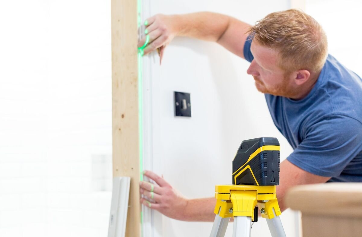 Laser krzyżowy STANLEY FCL-G FMHT77595-1, ochrona, pył, woda, obudowa, Laser Stanley FatMax z zielonym światłem podczas wyznaczania pionu