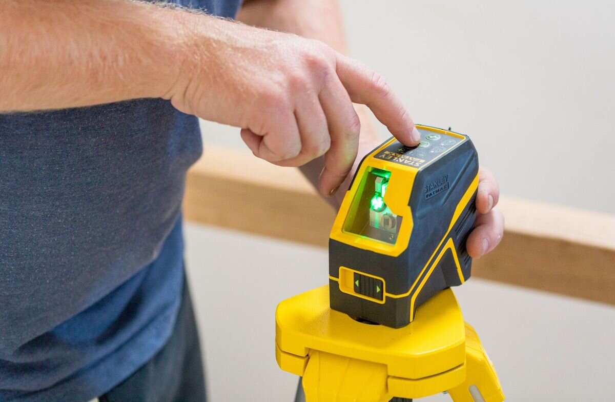 Laser krzyżowy STANLEY FCL-G FMHT77595-1, panel, guziki, obsługa, bateria, Obsługa panelu sterowania lasera FatMax.