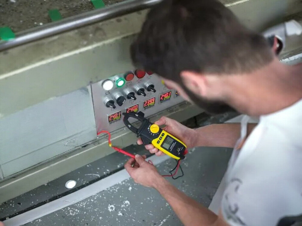 Miernik cyfrowy STANLEY FMHT82564-0, funkcja, czujnik, obwód, obudowa, mężczyzna sprawdza pomiary instalacji dzięki miernikowi