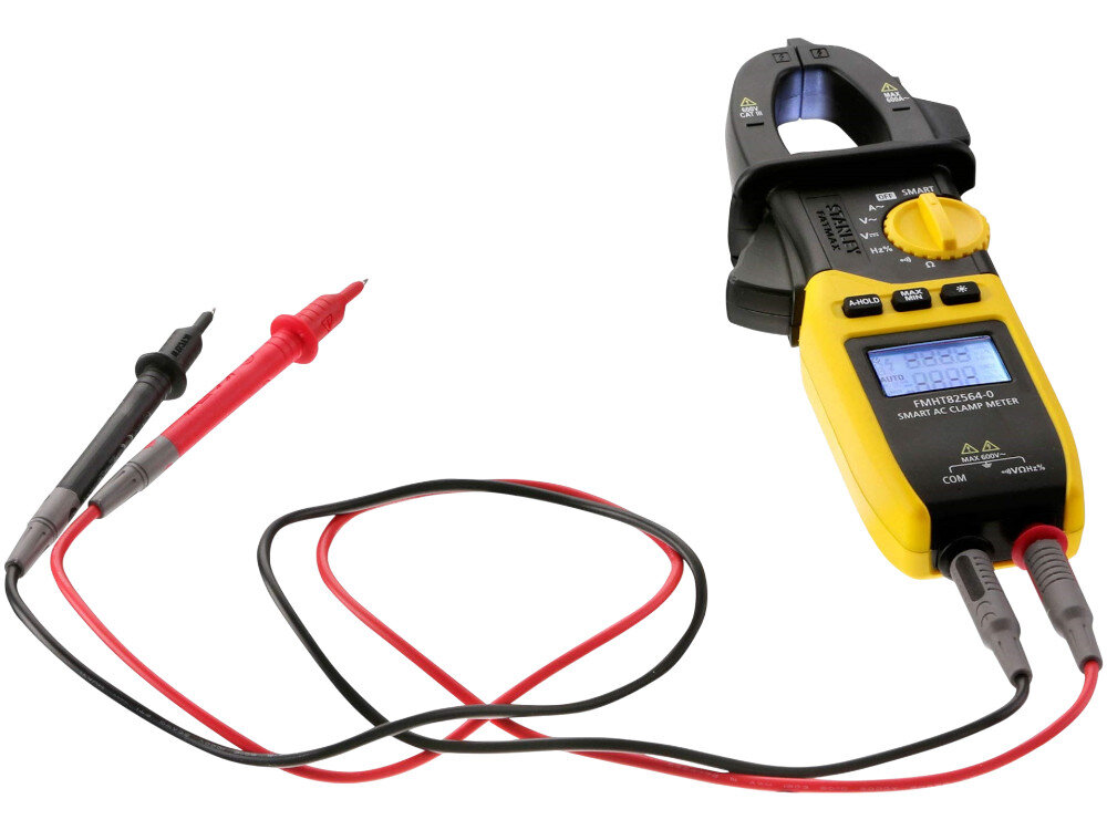 Miernik cyfrowy STANLEY FMHT82564-0, przewody, zestaw, dane, podstawka, na białym tle miernik z kablami podpiętymi do miernika