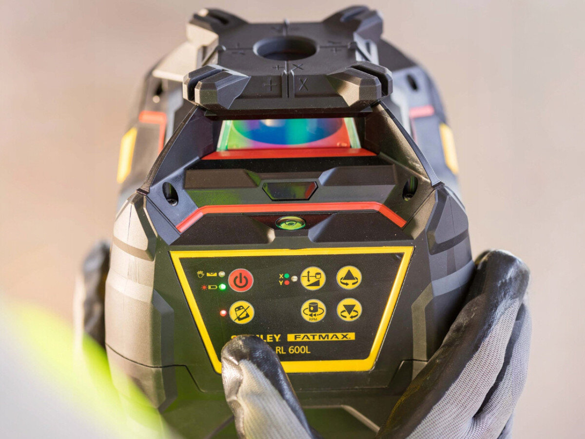 Niwelator laserowy STANLEY FMHT77449-1, skanowanie, spadki, wiązka, sterowanie, Ergonomiczny panel sterowania niwelatora RL 600L obsługiwany dłonią w rękawicy.