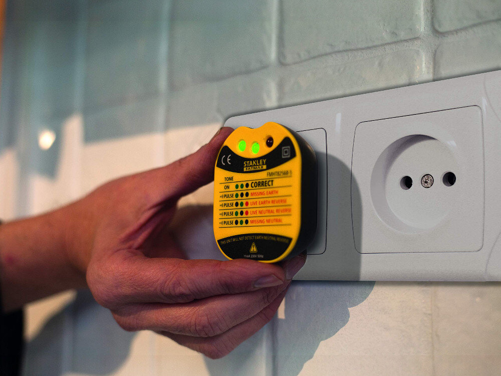 Tester prądu STANLEY FMHT82569-6, gniazdka, tester, LED, bezpieczeństwo, Tester prądu STANLEY FMHT82569-6 wpinany do gniazdka w kuchni