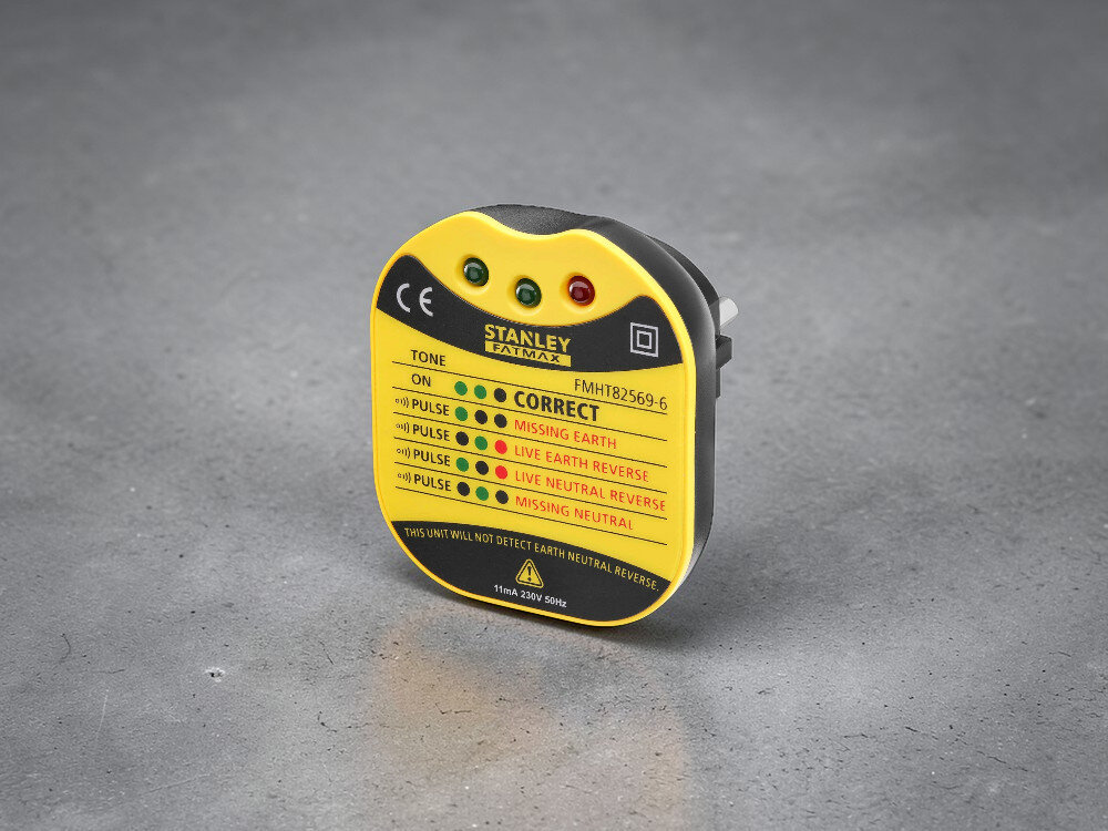 Tester prądu STANLEY FMHT82569-6, diody, 230V, CAT II, wymiary, Tester prądu STANLEY FMHT82569-6 stoi pionowo na betonowej posadce frontem lewo skos