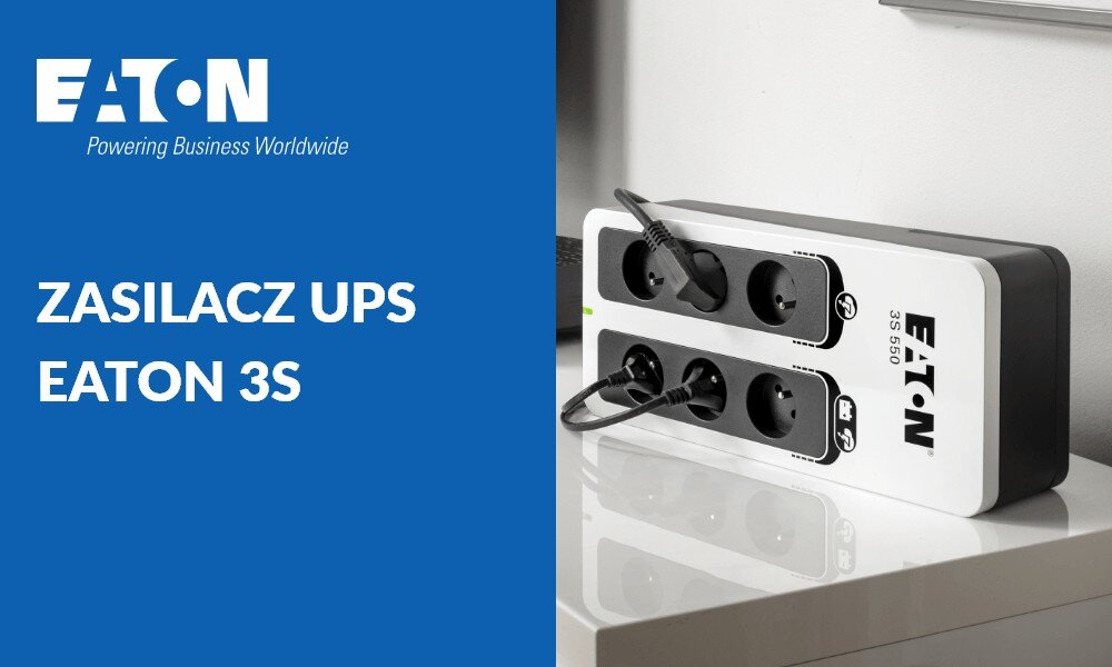 Zasilacz UPS EATON 3S Zasilacz awaryjny stojący na jasnym blacie z wpiętymi kilkoma wtyczkami, po lewej stronie widoczny jest napis 'ZASILACZ UPS EATON 3S' na niebieskim tle