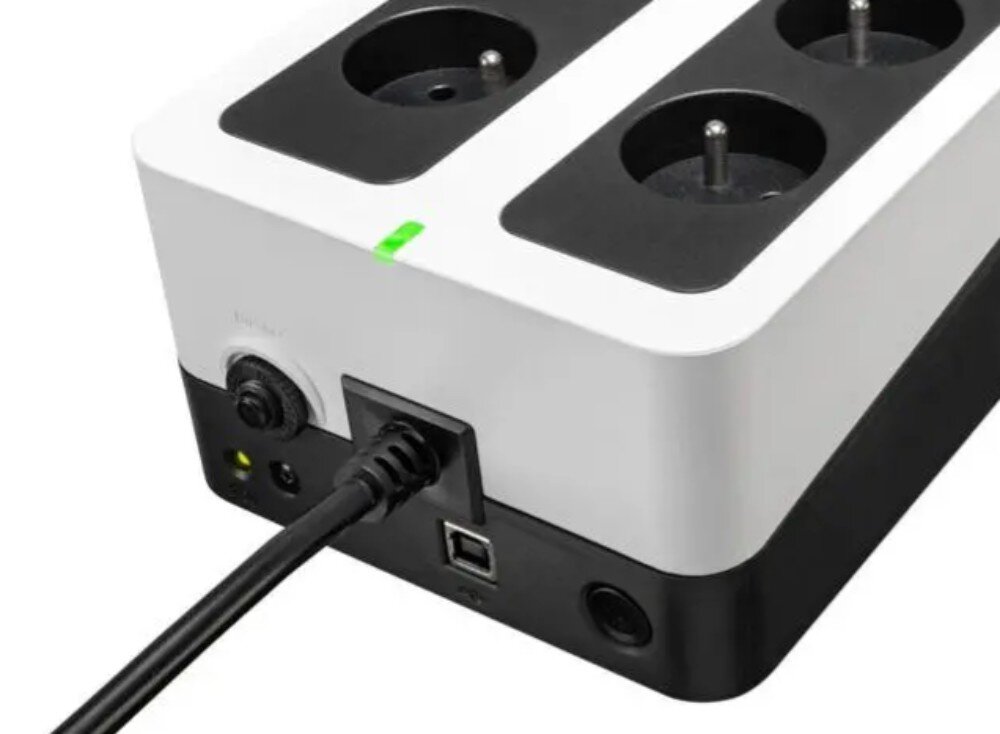 Zasilacz UPS EATON 3S Zbliżenie na tylny panel zasilacza awaryjnego z widocznym grubym kablem zasilającym, gniazdami sieciowymi oraz portami USB i RJ45