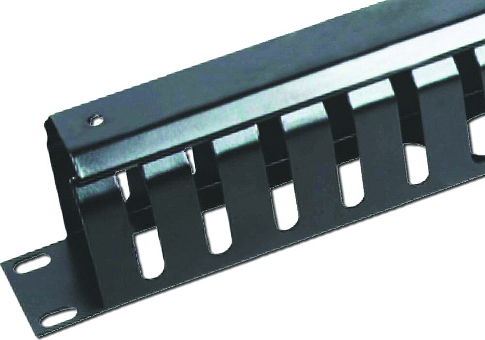 Organizer kabli ENERGENIE 19C-CM2 Zbliżenie na czarny metalowy element porządkujący kable z widocznymi pionowymi wycięciami oraz bocznym uchwytem mocującym