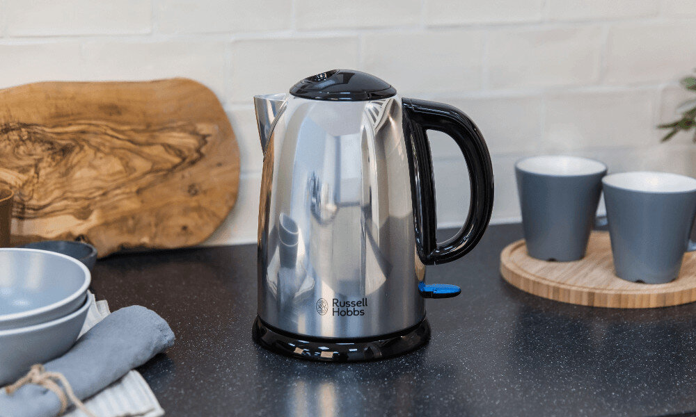 Czajnik RUSSELL HOBBS 23930-70 Victory Minimalistyczny design łączy prostotę formy z elegancją Podświetlany włącznik subtelny, estetyczny akcent
