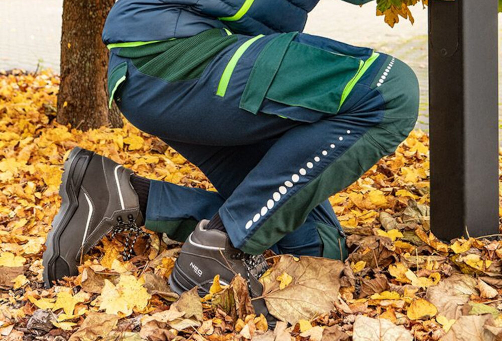 Buty robocze NEO 82-151-39 rozmiar 39 osoba klęczy na liściach system absorbujący wstrząsy w podeszwie ergonomiczne wnętrze buta dobrze dopasowany krój