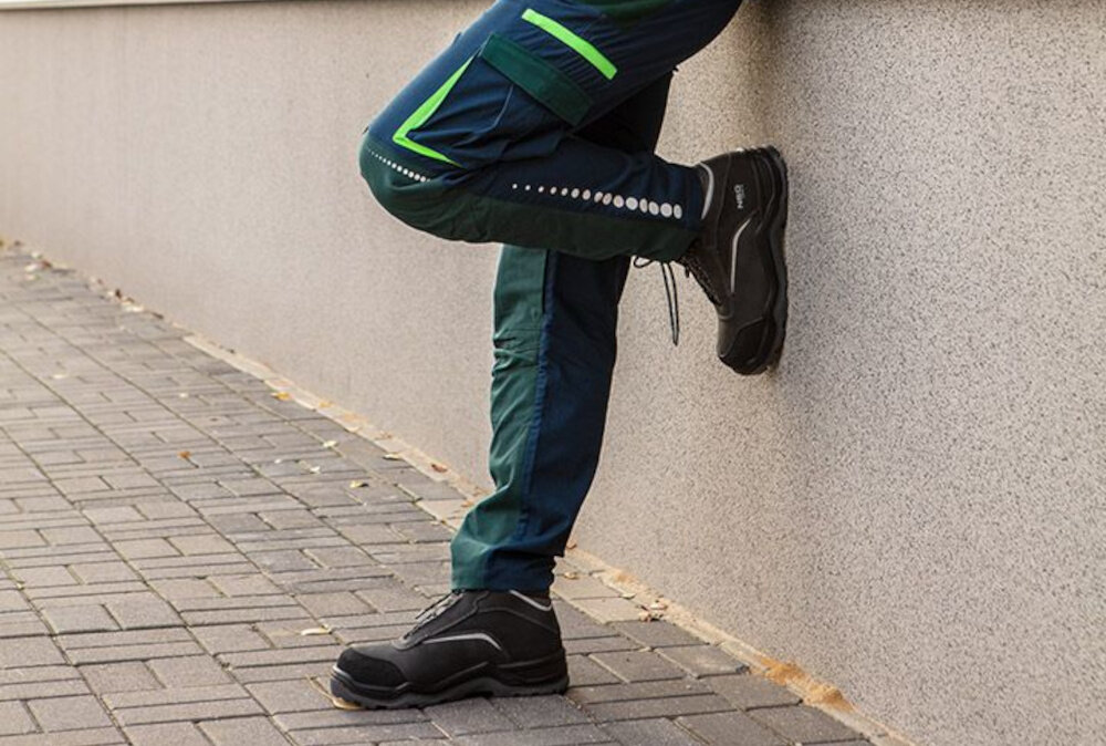 Buty robocze NEO 82-151-42 rozmiar 42 osoba opiera buty o ścianę rozmiar 42 dla osób o stopie długości 28 cm ergonomiczna konstrukcja swoboda ruchu dobrze wyprofilowana wkładka odpowiednie dopasowanie efektywność w codziennych obowiązkach