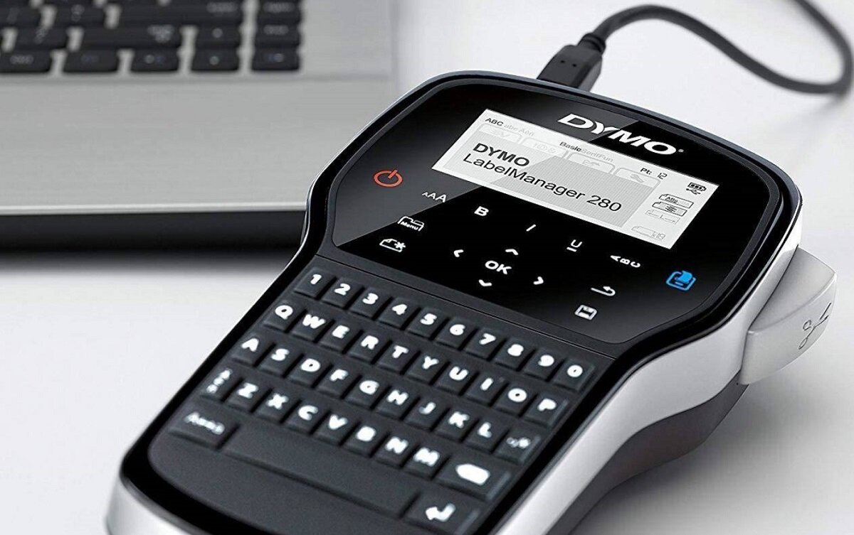 Drukarka DYMO LabelManager 280 Wyposażenie taśma Instrukcja obsługi Łatwa w obsłudze Precyzyjna praca Personalizacja etykiety kompaktowa wysoka jakość Wielozadaniowa Wszechstronna funkcjonalna