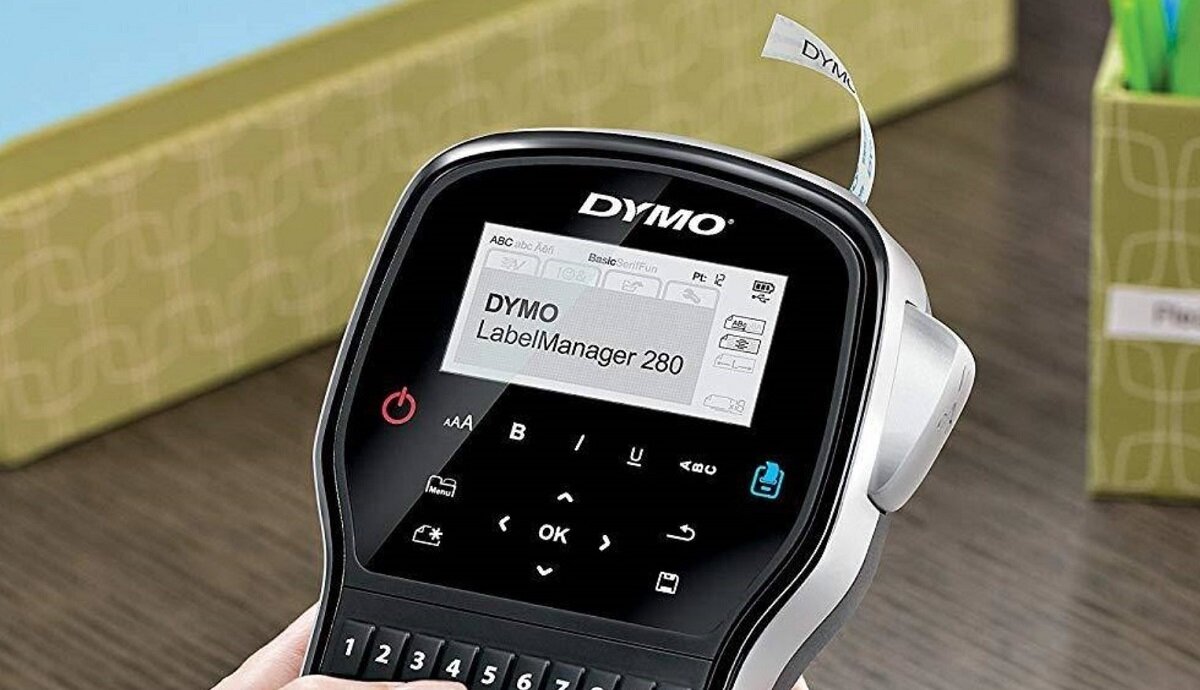 Drukarka DYMO LabelManager 280 Wyposażenie taśma Instrukcja obsługi Łatwa w obsłudze Precyzyjna praca Personalizacja etykiety kompaktowa wysoka jakość Wielozadaniowa Wszechstronna funkcjonalna