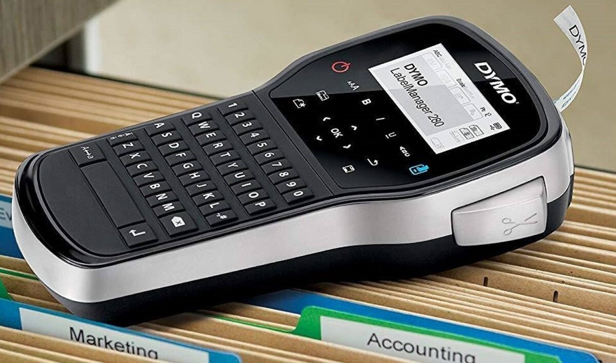 Drukarka DYMO LabelManager 280 Wyposażenie taśma Instrukcja obsługi Łatwa w obsłudze Precyzyjna praca Personalizacja etykiety kompaktowa wysoka jakość Wielozadaniowa Wszechstronna funkcjonalna