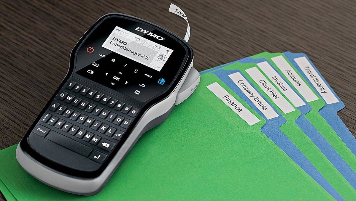 Drukarka DYMO LabelManager 280 Wyposażenie taśma Instrukcja obsługi Łatwa w obsłudze Precyzyjna praca Personalizacja etykiety kompaktowa wysoka jakość Wielozadaniowa Wszechstronna funkcjonalna