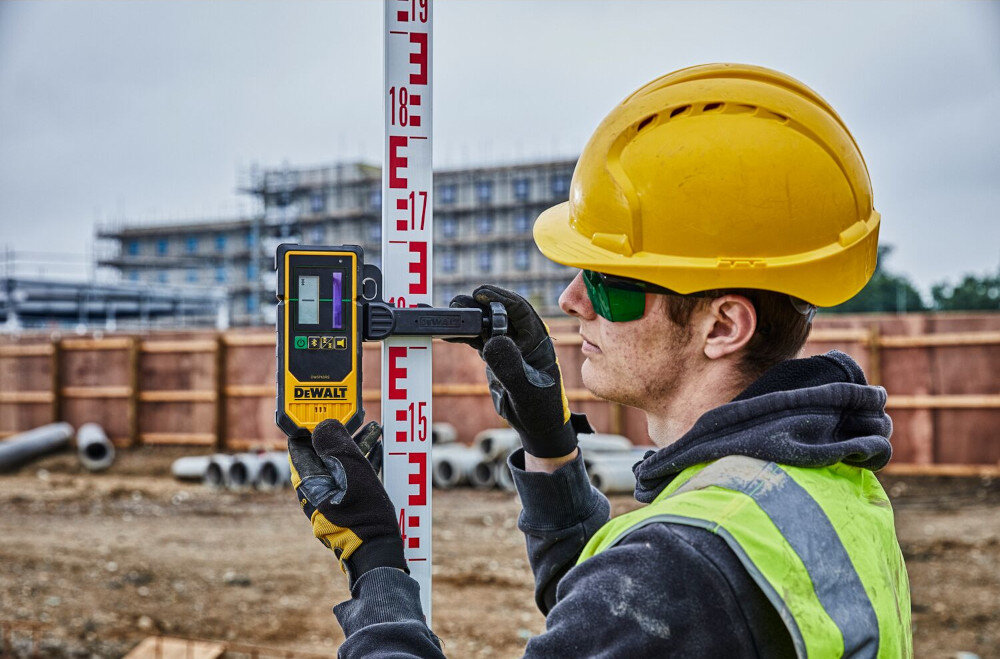 Laser rotacyjny DEWALT DCE080D1GS-QW tryb impulsywny współpraca z detektorem zwiększenie widoczności wiązki laserowej do 600 m gwint 5/8 cala precyzyjna regulacja urządzenia do przodu i do tyłu