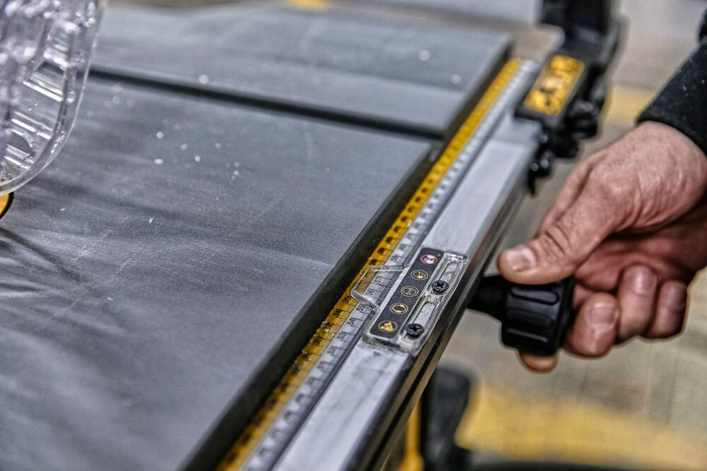 Pilarka DEWALT DWE7492 stabilnosc dokladnosc moc 2000W stabilnosc dokladnosc