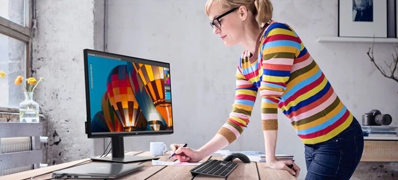 Monitor DELL U2720Q - ComfortView Plus redukcja światła niebieskiego
