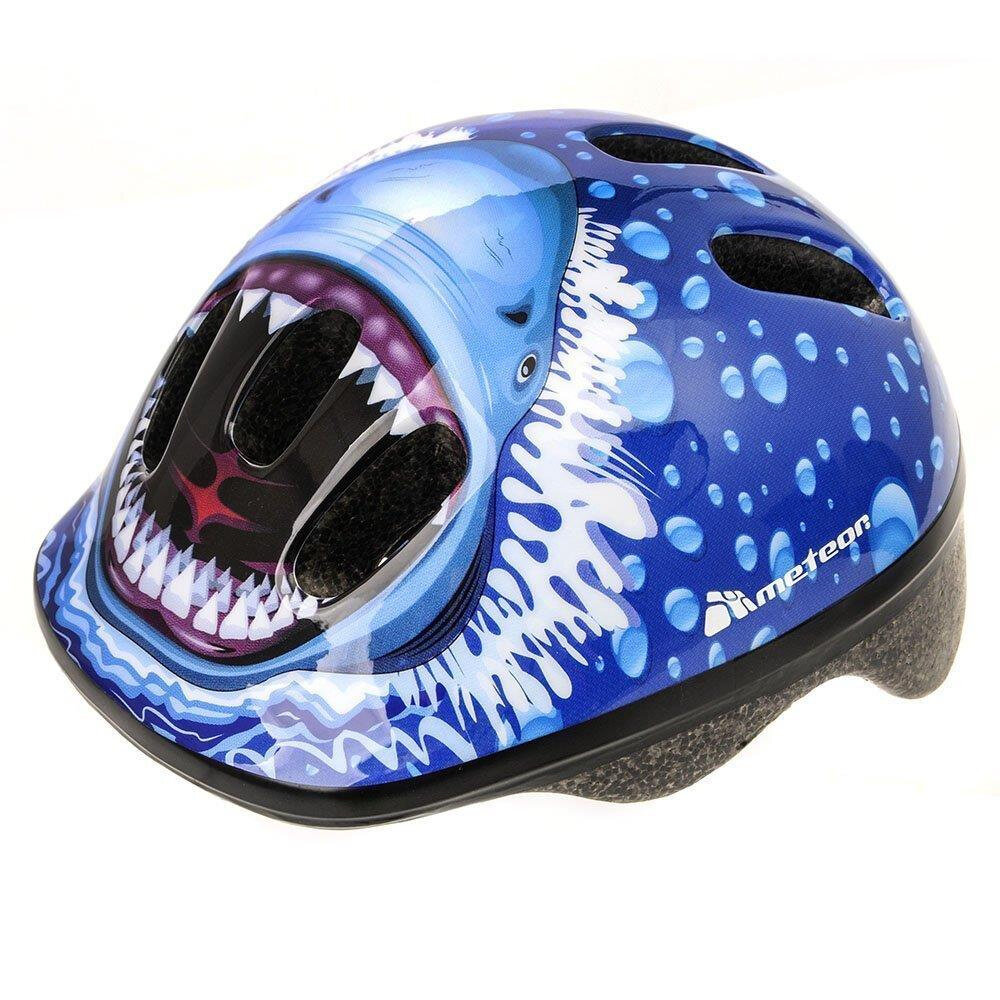 Kask rowerowy dziecięcy z grafiką rekina na niebieskim tle. Widoczne logo \'meteor\'.
