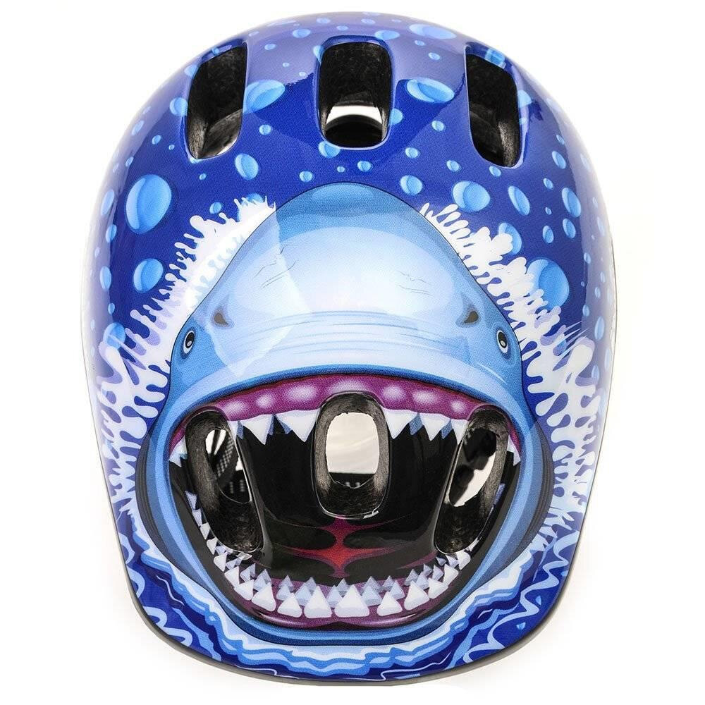 Kask rowerowy dziecięcy z motywem rekina, w kolorze niebieskim z białymi bąbelkami. Posiada otwory wentylacyjne na górze.