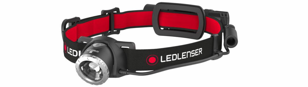 Latarka czołowa LEDLENSER H8R, ultra jasne, otoczenie, wspinaczka, aktywność, na białym tle latarka czołowowa frontem prawo skos