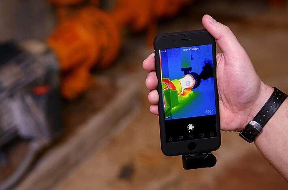 Kamera termowizyjna SEEK THERMAL Compact  obraz rozdzielczość kolory detekcja zasięg zasilanie waga wymiary akumulator bateria ładowanie zasilanie łączność obudowa odporność ekran wyświetlanie pamięć nagrywanie zdjęcia obiektyw pojemność termowizja poczerwień 