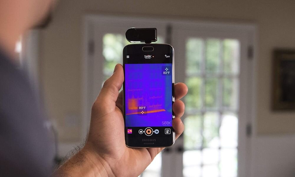 Kamera termowizyjna SEEK THERMAL Compact  obraz rozdzielczość kolory detekcja zasięg zasilanie waga wymiary akumulator bateria ładowanie zasilanie łączność obudowa odporność ekran wyświetlanie pamięć nagrywanie zdjęcia obiektyw pojemność termowizja poczerwień 