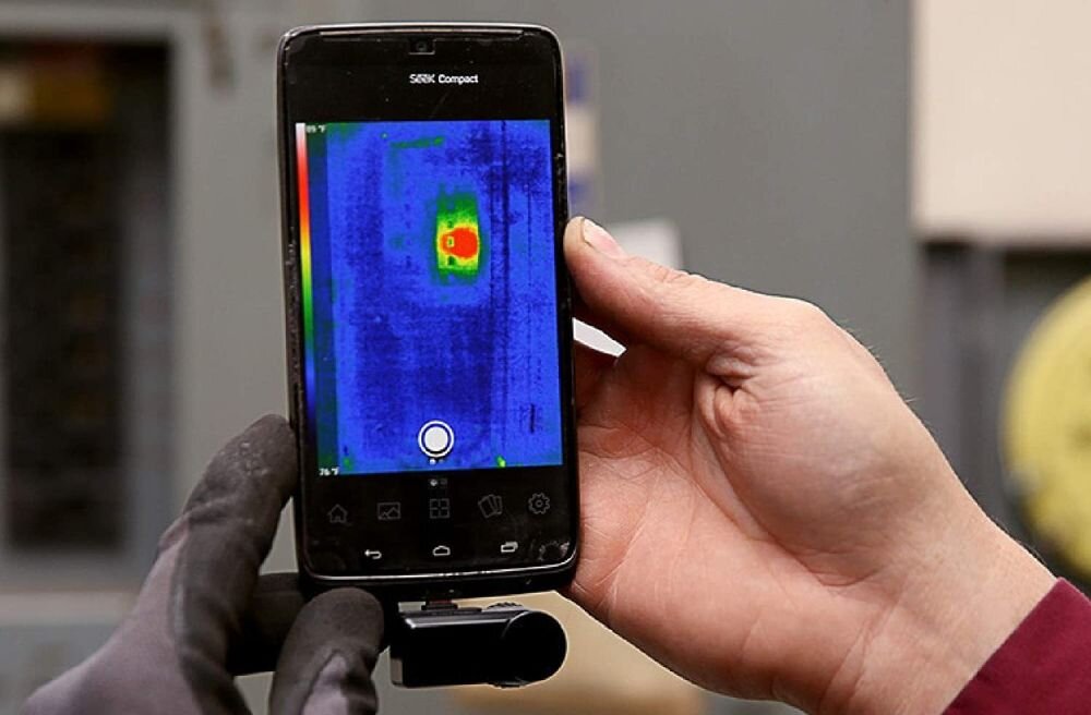 Kamera termowizyjna SEEK THERMAL Compact  obraz rozdzielczość kolory detekcja zasięg zasilanie waga wymiary akumulator bateria ładowanie zasilanie łączność obudowa odporność ekran wyświetlanie pamięć nagrywanie zdjęcia obiektyw pojemność termowizja poczerwień 