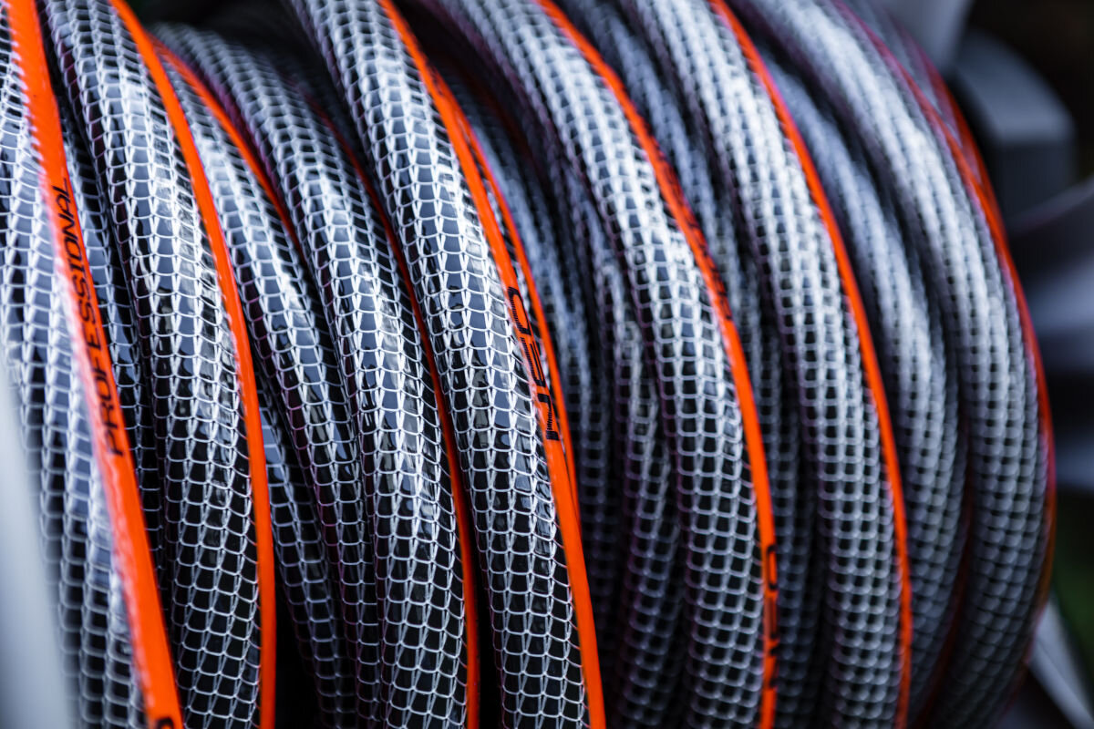 Wąż ogrodowy NEO Professional 3/4 20 m 15-843, przechowywanie, elastyczny, solidny, wygodny, na białym tle szpula węża frontem na wprost