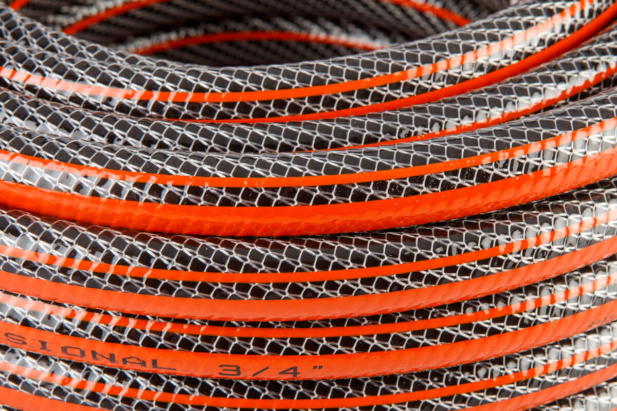 Wąż ogrodowy NEO Professional 3/4 20 m 15-843, zastosowanie, podlewanie, oda, pielęgnacja, na białym tle szpula węża w opakowaniu zgrzewanej folii