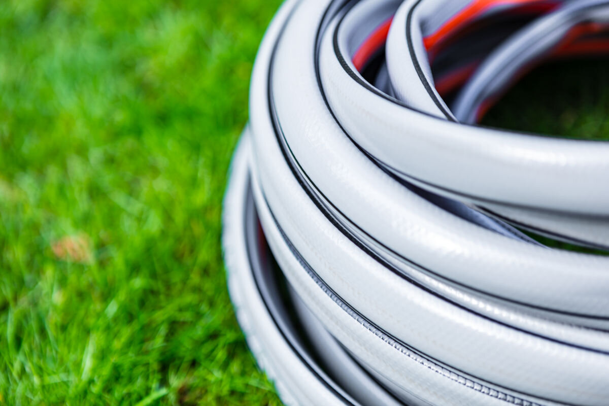 Wąż ogrodowy NEO Optima 3/4 50 m 15-825, wymiary, średnica, pvc, materiał, w tle trawnik i zbliżenie częściowe na szpulę węża