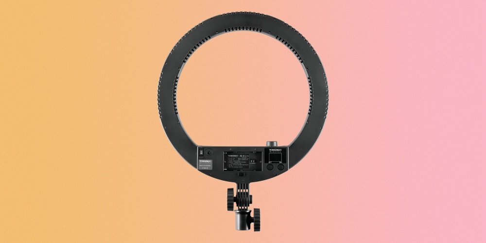 Lampa pierścieniowa LED Yongnuo YN408 widoczny wyświetlacz oraz mocowanie akumulatora i zasilacza