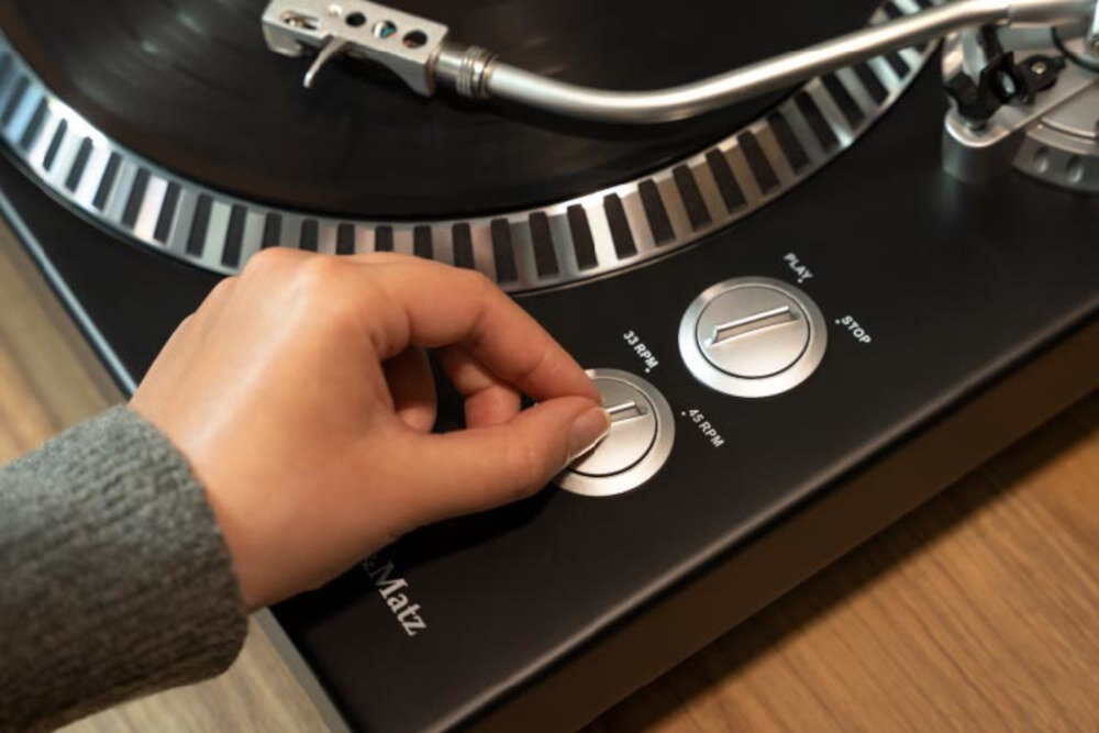 Gramofon KRUGER&MATZ TT-602 - Prędkości odtwarzania płyt, 33 i 45 obr./min