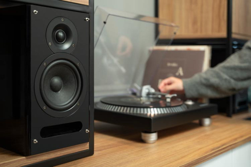 Gramofon KRUGER&MATZ TT-602 - Podłącz głośniki z łatwością, RCA