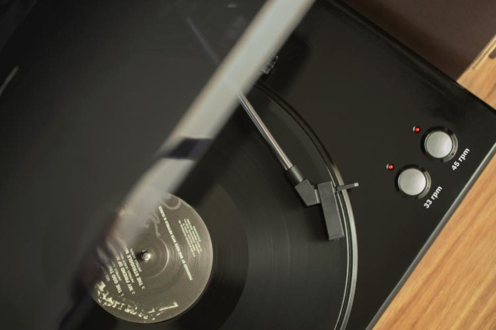 Gramofon KRUGER&MATZ TT-501 - Dwie prędkości odtwarzania, napęd paskowy