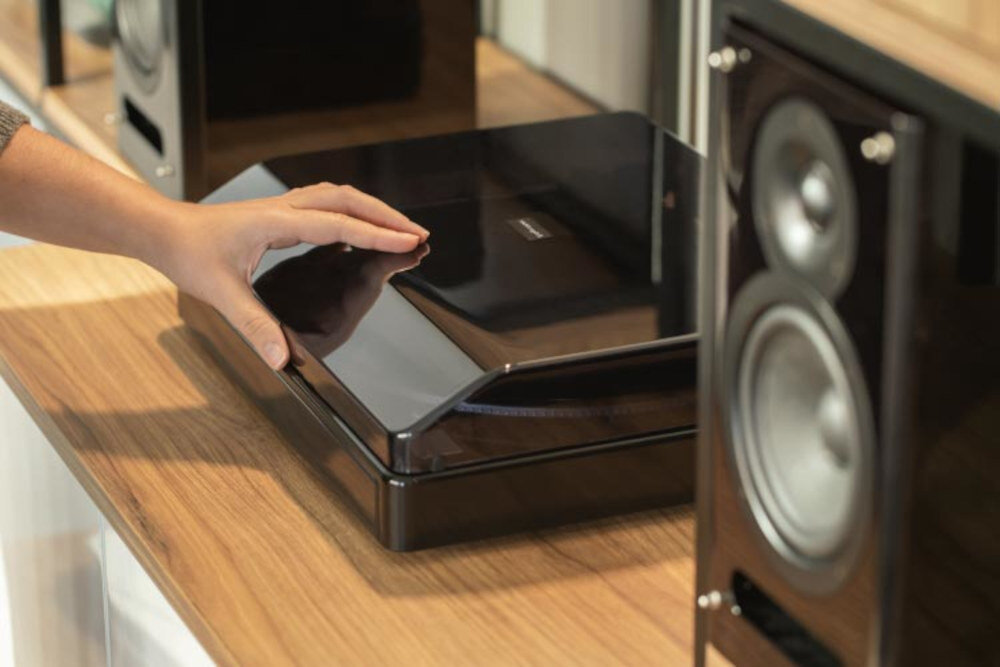 Gramofon KRUGER&MATZ TT-501 - Skuteczna ochrona urządzenia, pokrywa