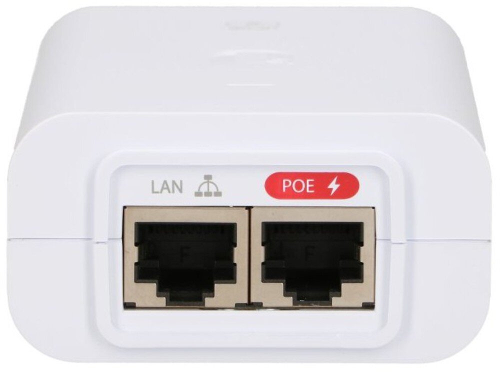 Injector PoE UBIQUITI U-POE-AF Zbliżenie na przednią ściankę białego urządzenia, na której znajdują się dwa gniazda Ethernet, przy czym lewe opisane jest jako 'LAN' z ikoną rozgałęzienia, a prawe jako 'POE' z symbolem błyskawicy na czerwonym tle