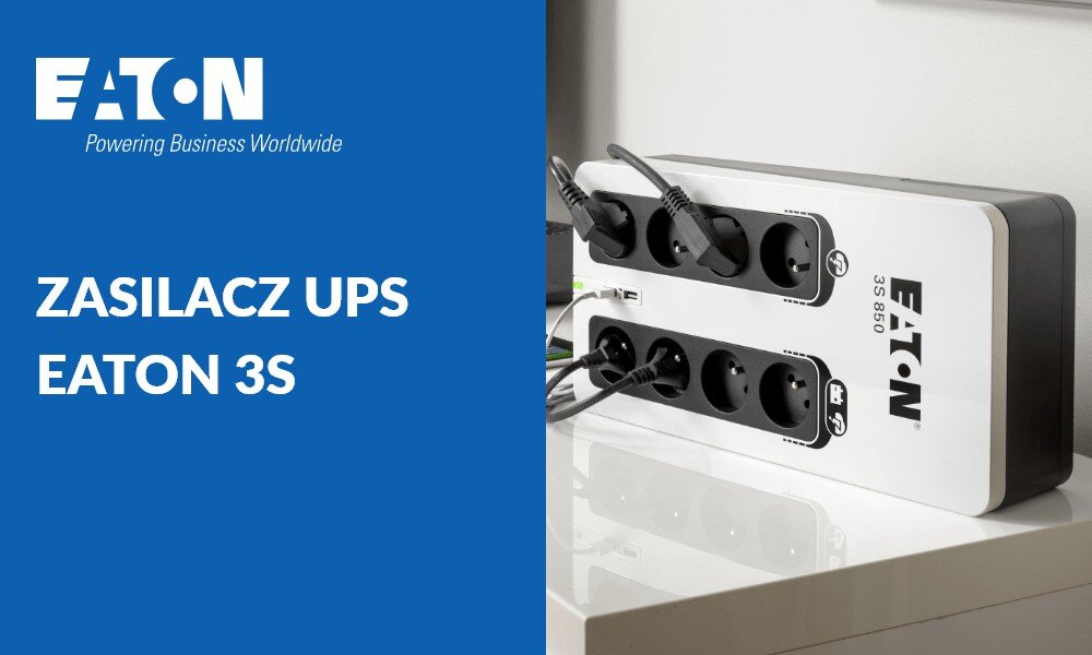 Zasilacz UPS EATON 3S Zasilacz awaryjny stojący na jasnym blacie z wpiętymi kilkoma wtyczkami, po lewej stronie widoczny jest napis 'ZASILACZ UPS EATON 3S' na niebieskim tle