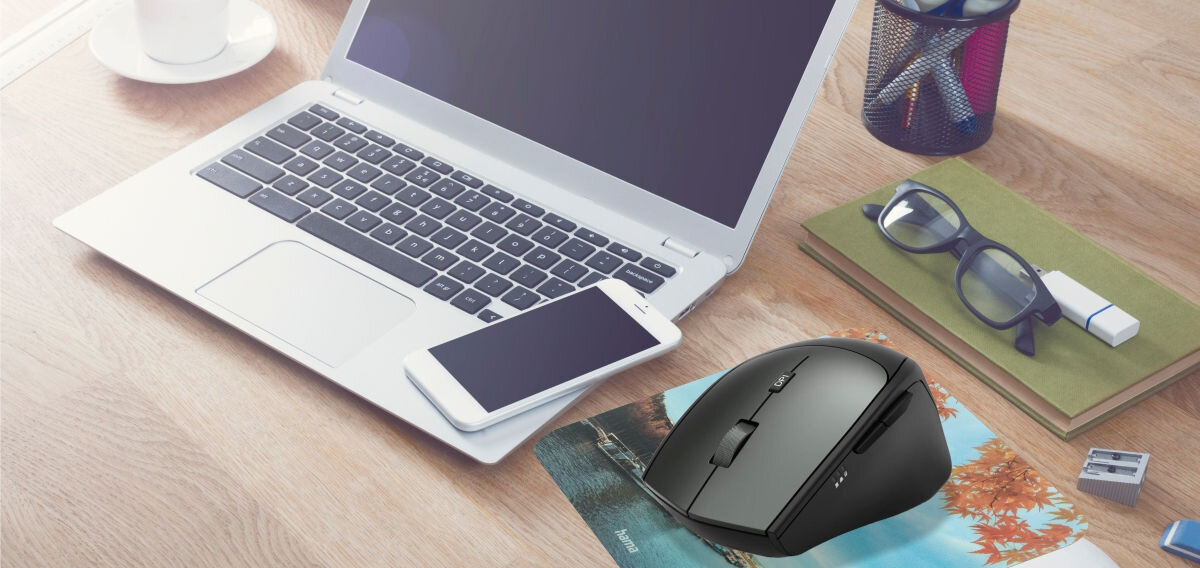 ddd
jedna mysz, dwa interfejsy, drewniany blat, laptop, telefon, mysz, zeszyt, okulary temperówka, pendrive, podkładka
