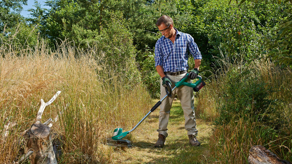 BOSCH AdvancedGrassCut 36 0600878N03 kąt rękojeść podkaszanie zarośnięty teren bezpieczna praca rośliny kabłąk