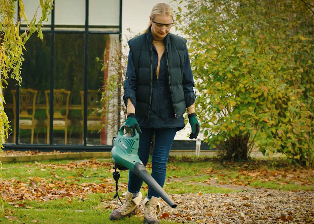 Odkurzacz do liści BOSCH Universal Garden Tidy 06008B1000 kompaktowe urządzenie wszechstronne narzędzie funkcjonalna przemyślana konstrukcja znakomita wydajność mocna maszyna