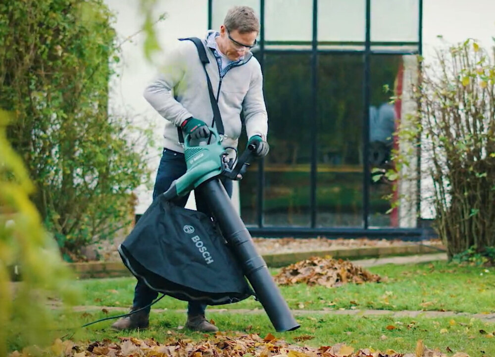 Odkurzacz do liści BOSCH Universal Garden Tidy 06008B1000 komfortowy uchwyt ergonomiczna forma doskonałe wyważenie
