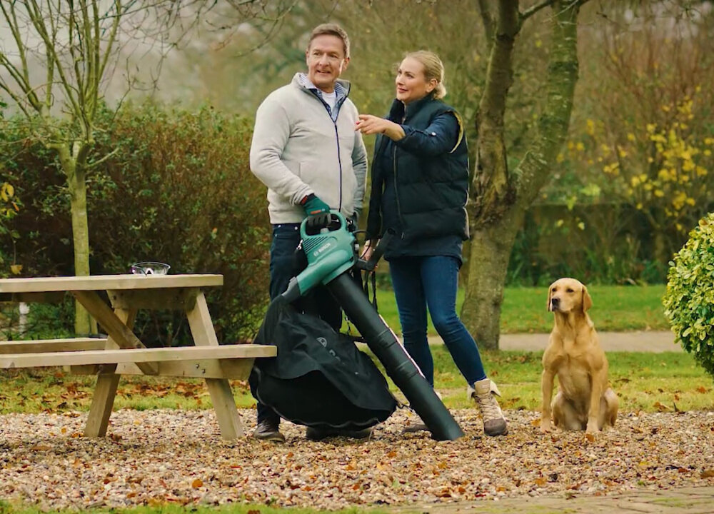 Odkurzacz do liści BOSCH Universal Garden Tidy 06008B1000 wszechstronne narzędzie ogrodowe Pro Silence obniża poziom mocy akustycznej nawet o 75% emisja poziomu halasu 99 dB budowa ma zwiększoną odporność na pękanie z wysokiej jakości tworzywa sztucznego